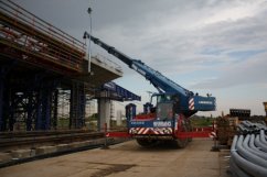 Liebherr LTM 1040 - podawanie zbrojenia do budowy estakady