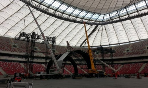 Budowa sceny na koncert AC/DC na Stadionie Narodowym